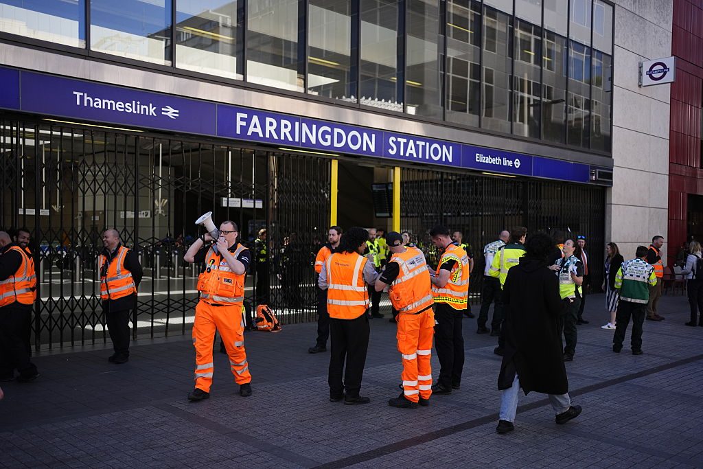 Malesseri tra passeggeri della metro a Londra, maxi emergenza e stazione evacuata ma la causa resta ignota