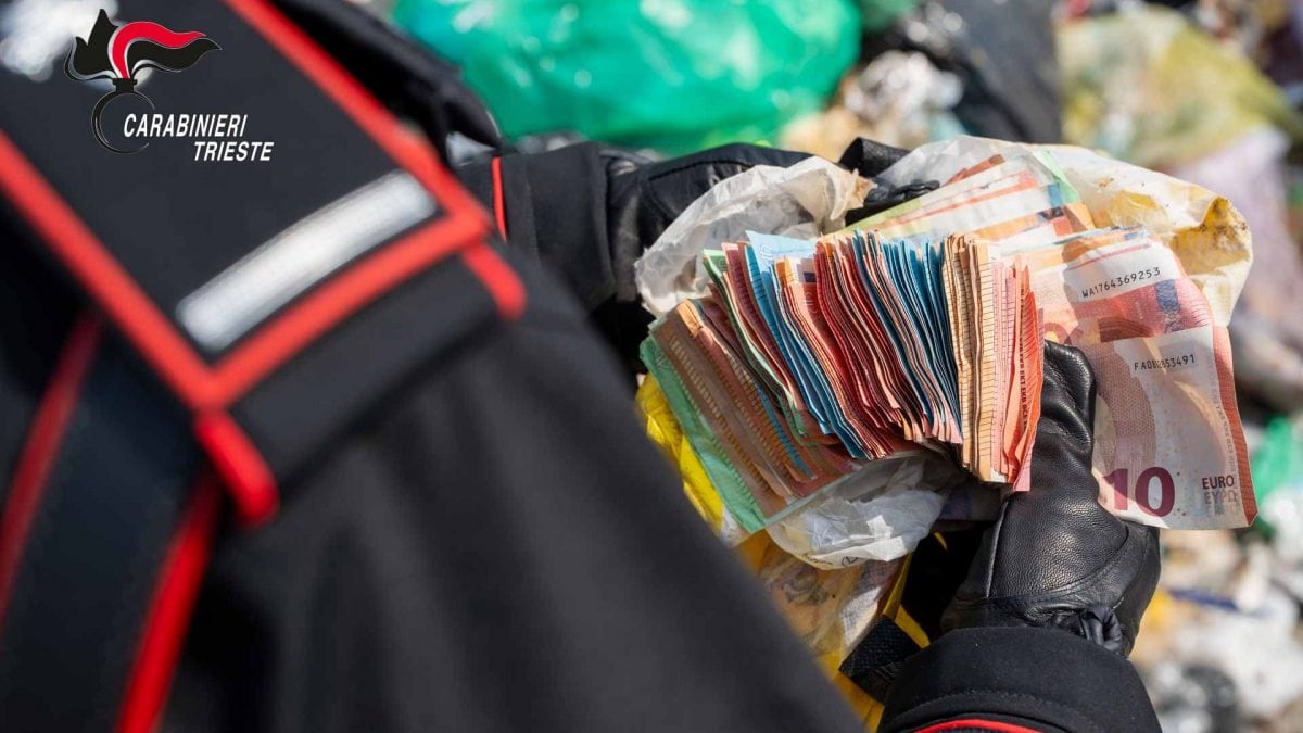 I soldi gettati nella spazzatura ritrovati dai Carabinieri