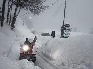 Intrappolati nell’hotel a Passo Lanciano, il proprietario: “La neve bagnata la più pericolosa, sono stremato”