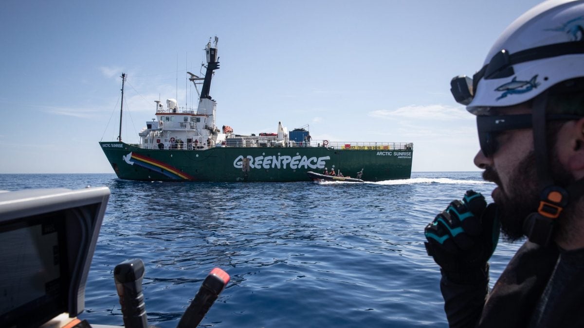 L’Artic Sunrise che supporta le imbarcazioni della Global Sumud Flotilla dopo l’attacco israeliano di ieri notte. Foto di Max Cavallari/Greenpeace