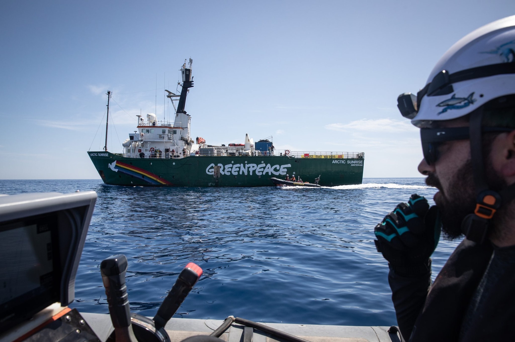 Barche Flotilla alla deriva dopo l'attacco, Greenpeace: "Priorità aiutare chi è ancora in mare”