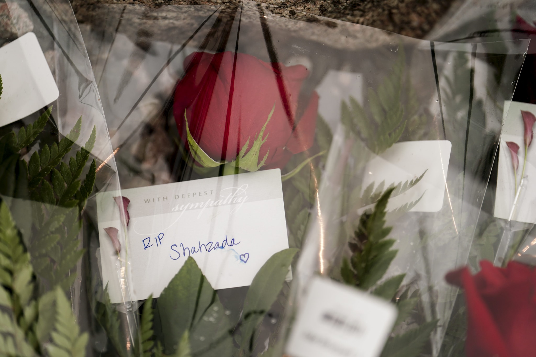 I fiori lasciati da Christine per il marito sul luogo dell’incidente