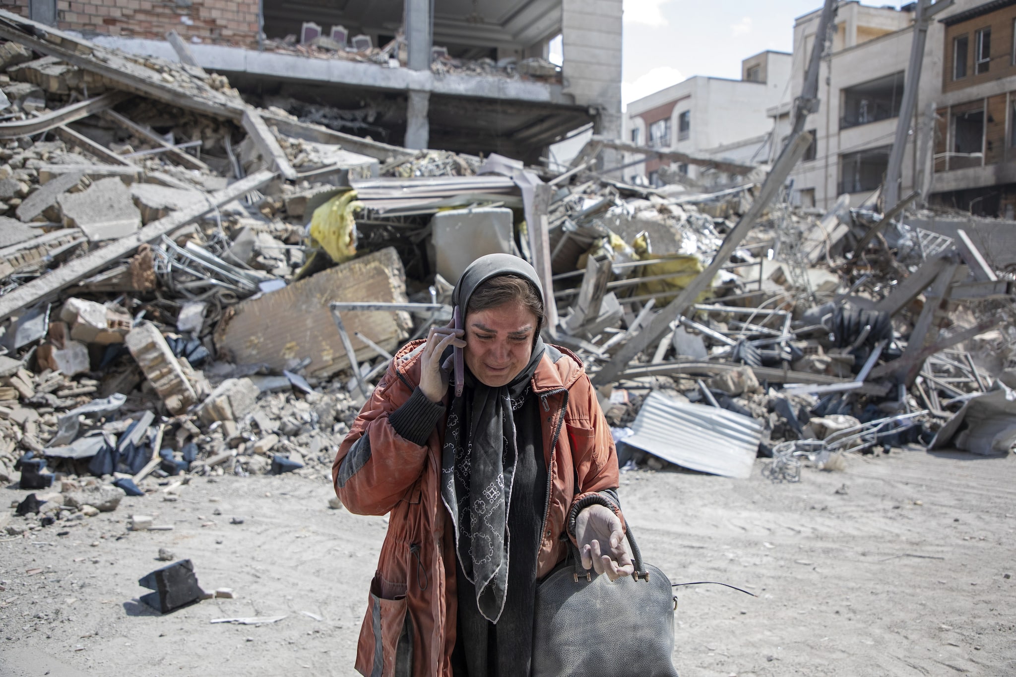 Guerra Iran, news in diretta: Teheran minaccia "attacchi devastanti" mentre Trump agli USA dichiara: "Colpiremo ancora per 2-3 settimane"