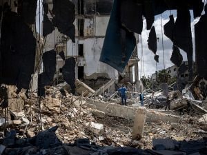 Iran, la guerra in diretta: al via i negoziati con gli USA in Pakistan. Trump: “Un buon accordo? Nessuna arma nucleare”