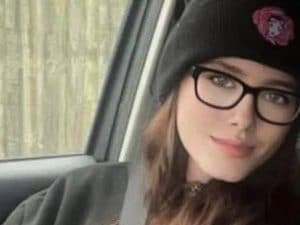 Ragazza di 19 anni sbranata dal cane in casa, tragedia in Inghilterra: “Era abituato a dormire sul suo letto”