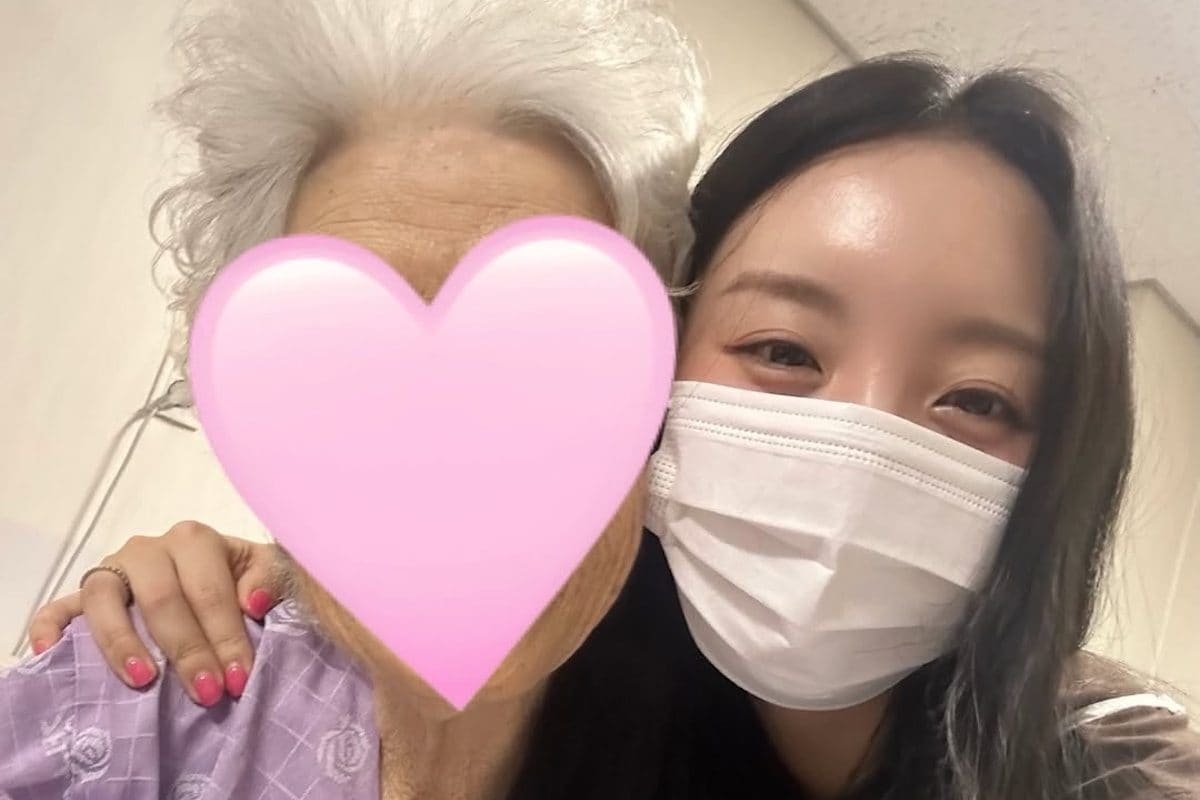 Jiwoo, la sorella di J–Hope, con la nonna