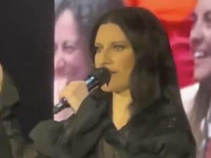 Laura Pausini a Madrid ferma il concerto per un uomo ubriaco: “Noi dopo andiamo a sco*are, tu avrai problemi”