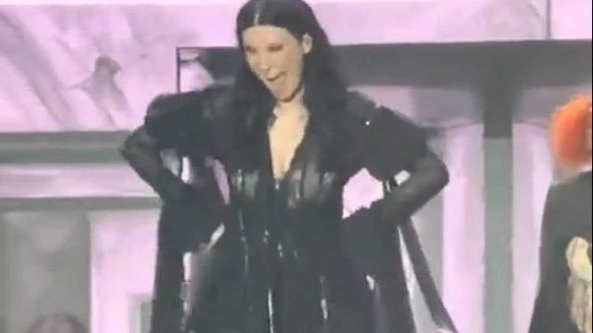 Laura Pausini sgrida la prima fila durante il concerto in Perù