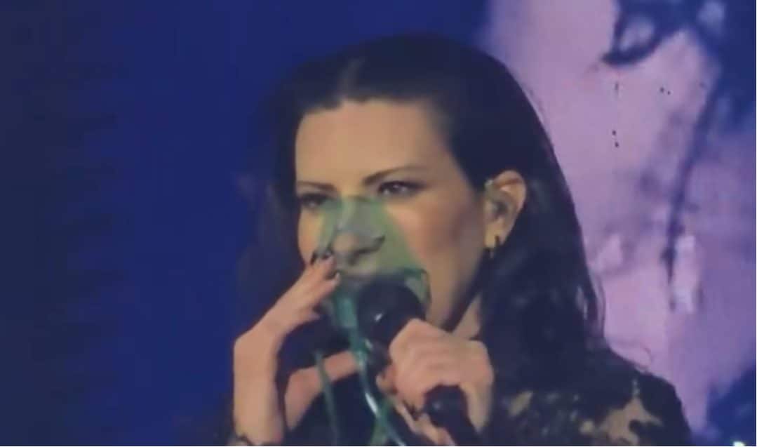 Laura Pausini ferma il concerto in Ecuador, poi chiede l'ossigeno sul palco: "Si può parlare con questa maschera?"