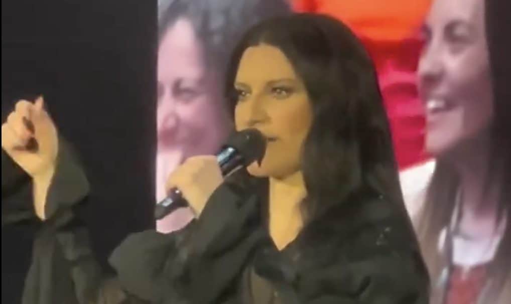 Laura Pausini a Madrid ferma il concerto per un uomo ubriaco: “Noi dopo andiamo a sco*are, tu avrai problemi”