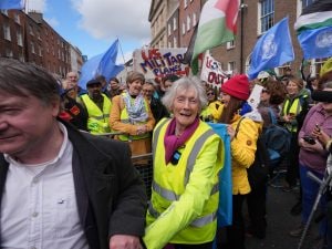 Attraversa l’Irlanda a piedi per protesta contro voli militari Usa, la storia dell’attivista 91enne Lelia Doolan