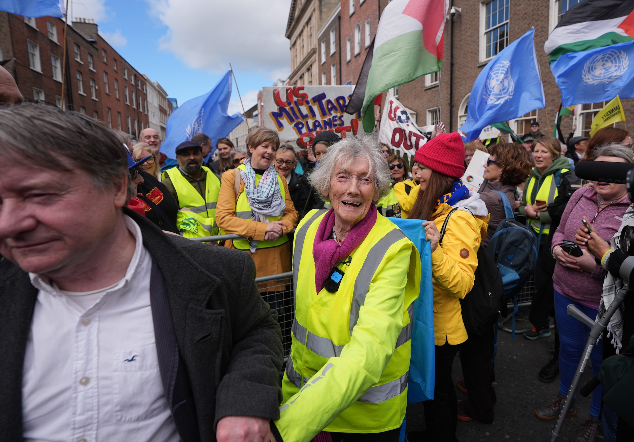 Attraversa l’Irlanda a piedi per protesta contro voli militari Usa, la storia dell'attivista 91enne Lelia Doolan