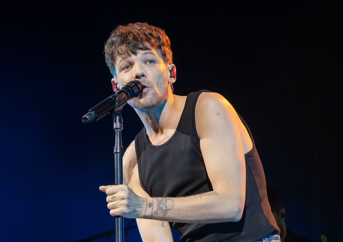 Ai concerti italiani di Louis Tomlinson ingressi con numero casuale: stop a file infinite e campeggi