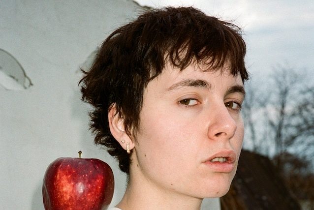 Madame rinvia gli instore con i fan: "L'emicrania mi mette fuori gioco, ma recuperiamo a maggio"