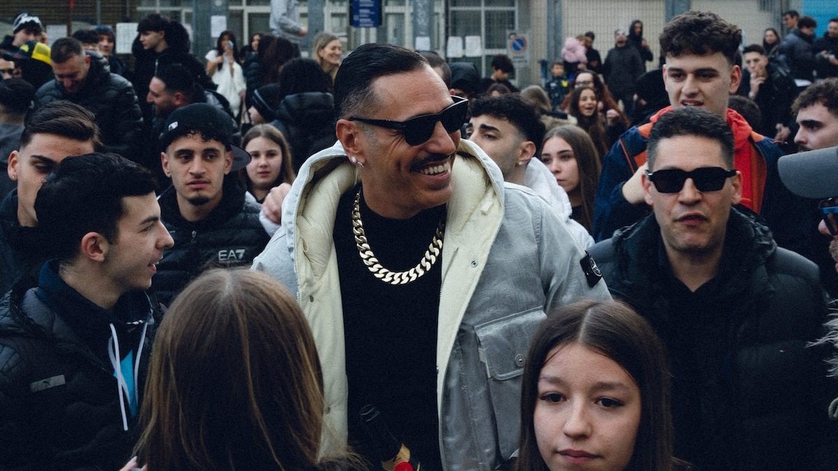 Marracash a Barona con i fan – ph credits Andrea Bianchera