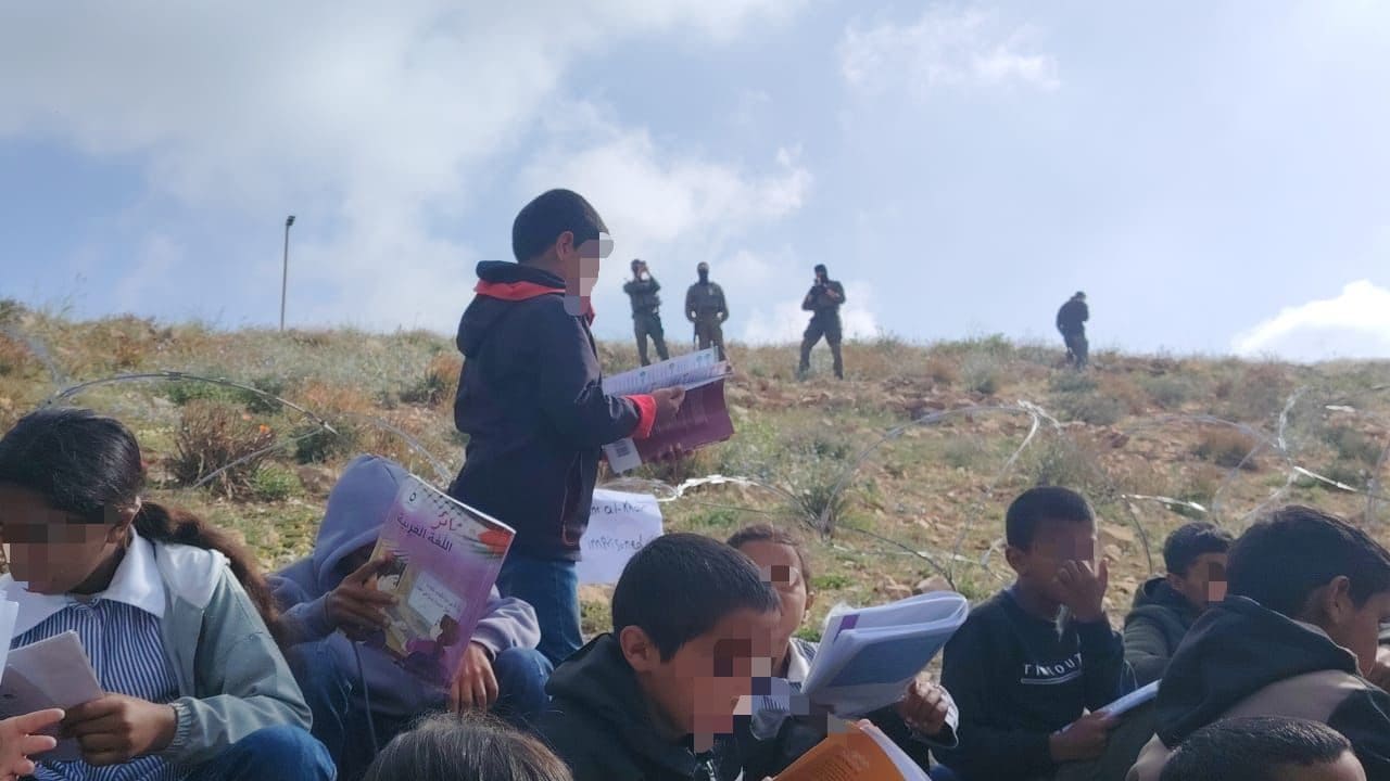 Filo spinato e lacrimogeni: così l’esercito israeliano impedisce ai bambini palestinesi di andare a scuola