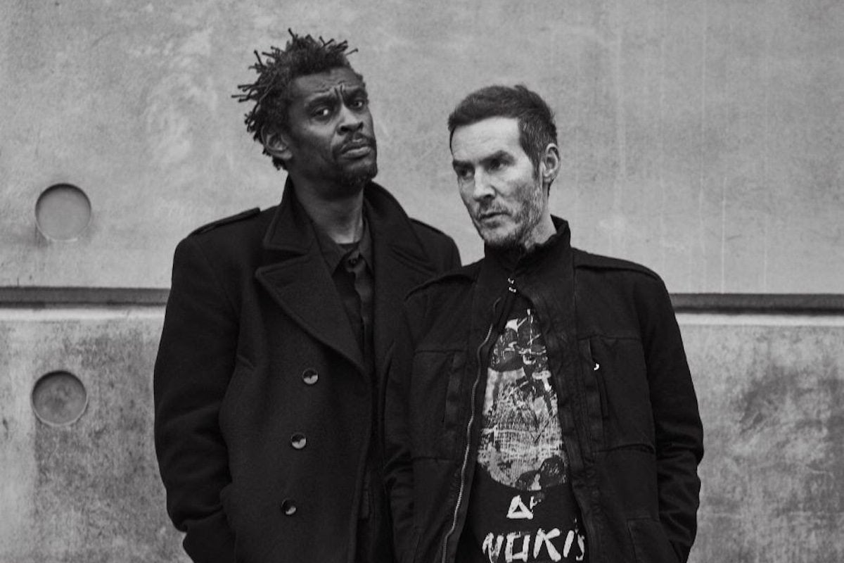 Testo, traduzione e significato di "Boots on the Ground", Massive Attack e Tom Waits contro la violenza politica