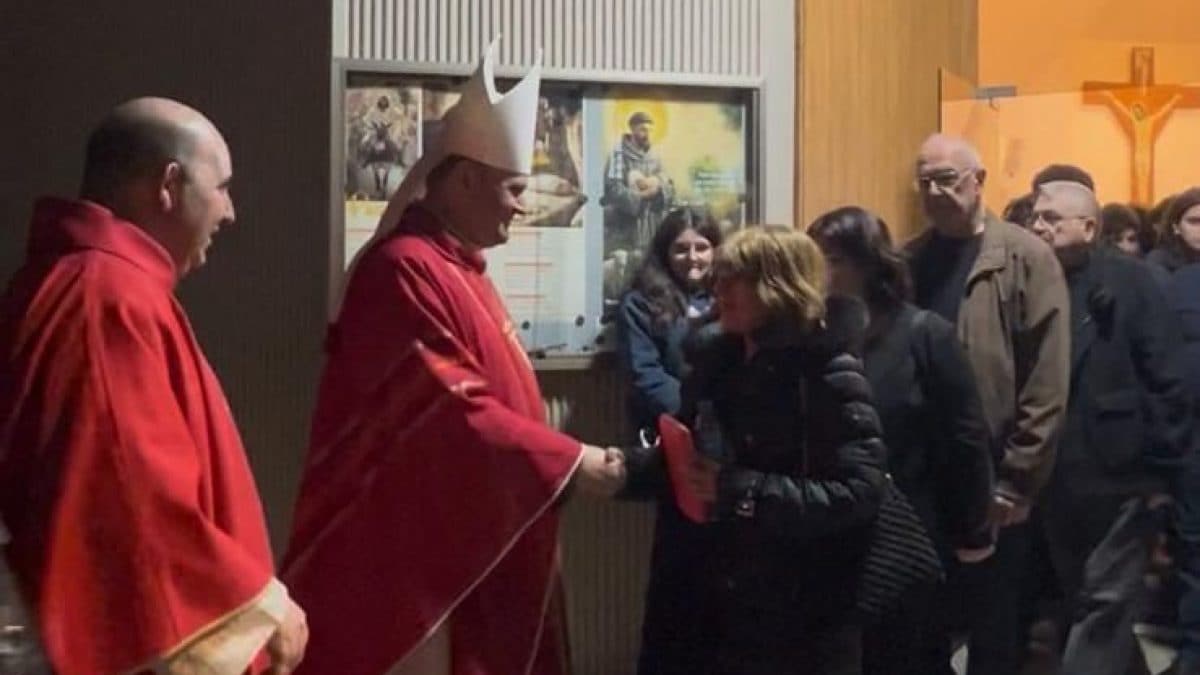 Nunzio Apostolico celebra la messa del Venerdì Santo a Beirut