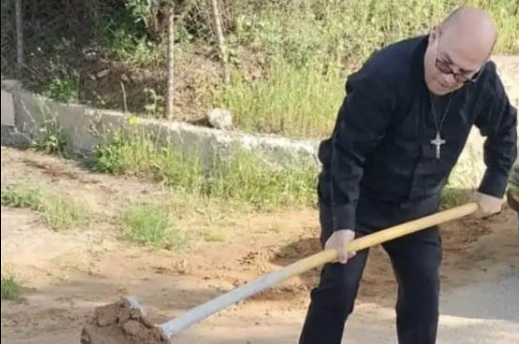 Caltanissetta, parroco ripara le buche in strada per aiutare i cittadini, ora rischia la multa