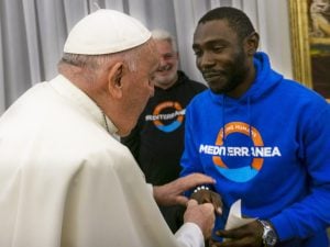 Perse moglie e figlia nel deserto libico, poi papa Francesco lo salvò. Pato ricorda Bergoglio: “Lo chiamavo papà”