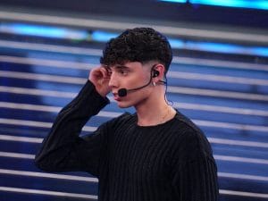 Al Serale di Amici 25 Riccardo Stimolo cerca la redenzione dopo le accuse di omofobia e poca originalità