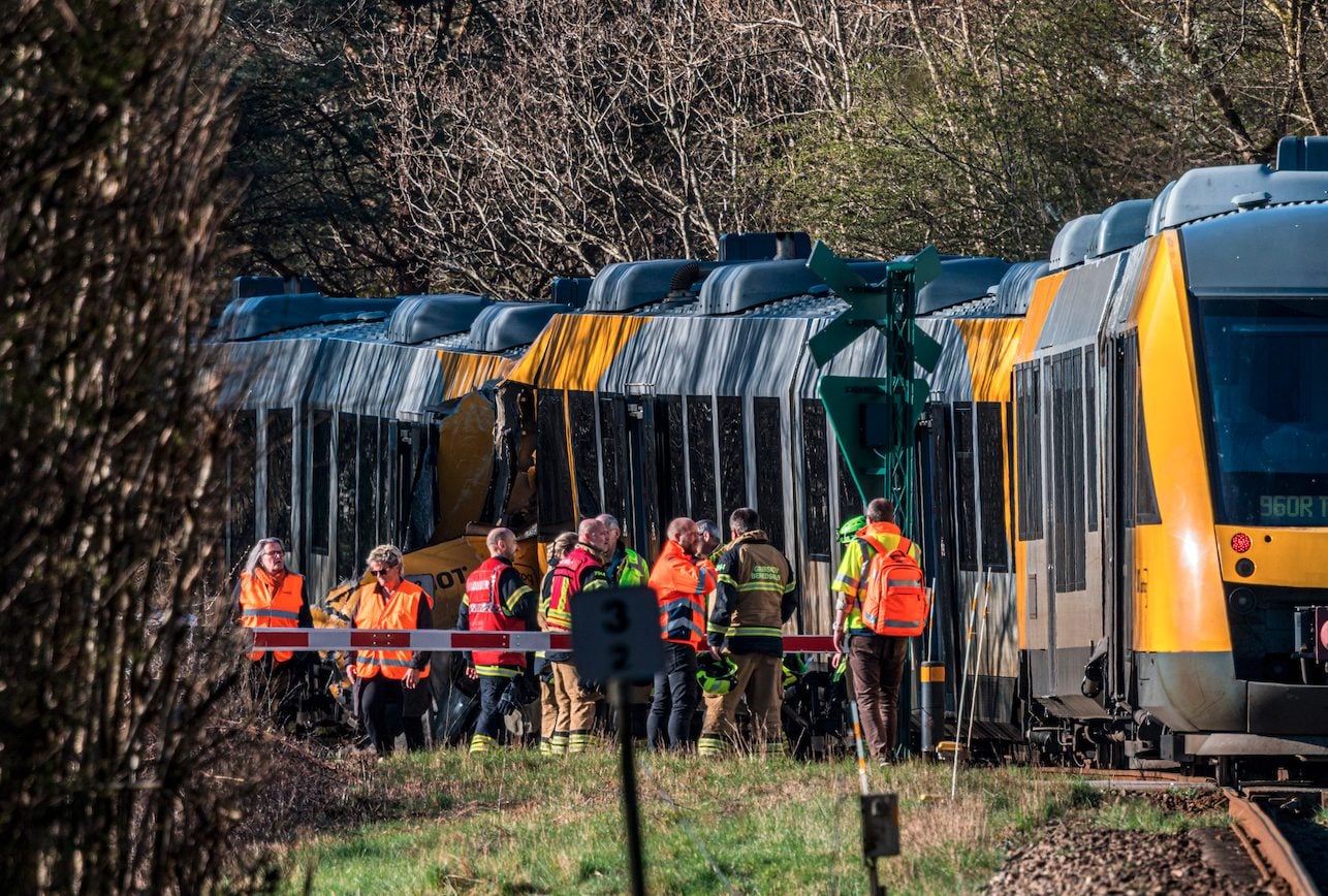 Violento scontro tra due treni in Danimarca a Kagerup: “Ci sono diversi feriti”