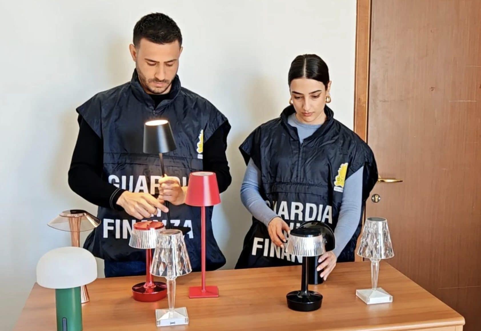 Sedie e lampade di design contraffatte vendute come originali, 6500 sequestri in Italia: "Attenzione al prezzo"