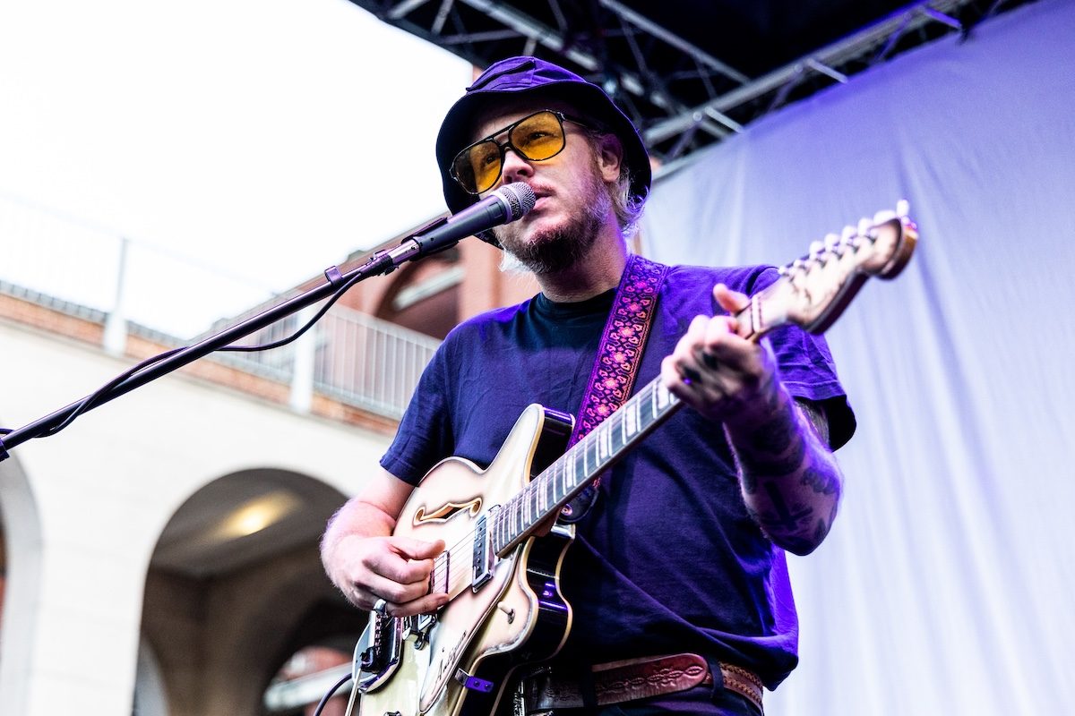 È morto Taylor Kirk a 44 anni: è stato cantante e fondatore dei Timber Timbre