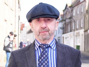 Tentato stupro, violenze e voyeurismo: osteopata a processo in Regno Unito per 55 capi d’accusa