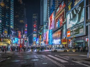 Litiga con la compagna e abbandona bimba di un anno nel passeggino di sera a Times Square: papà ricercato