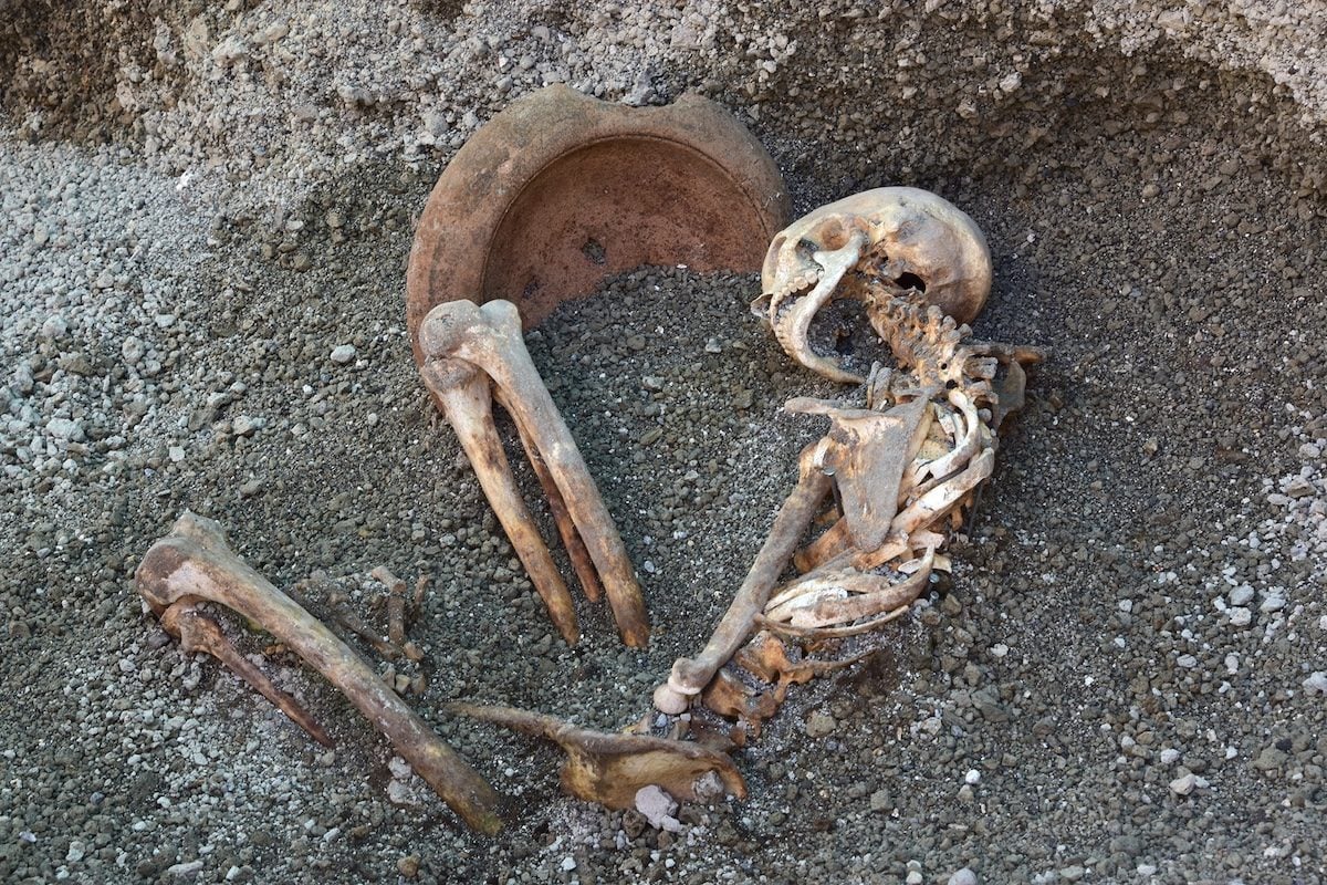 Pompei, riemergono due scheletri di uomini uccisi dall’eruzione: nuove prove dal 79 d.C. grazie all’IA