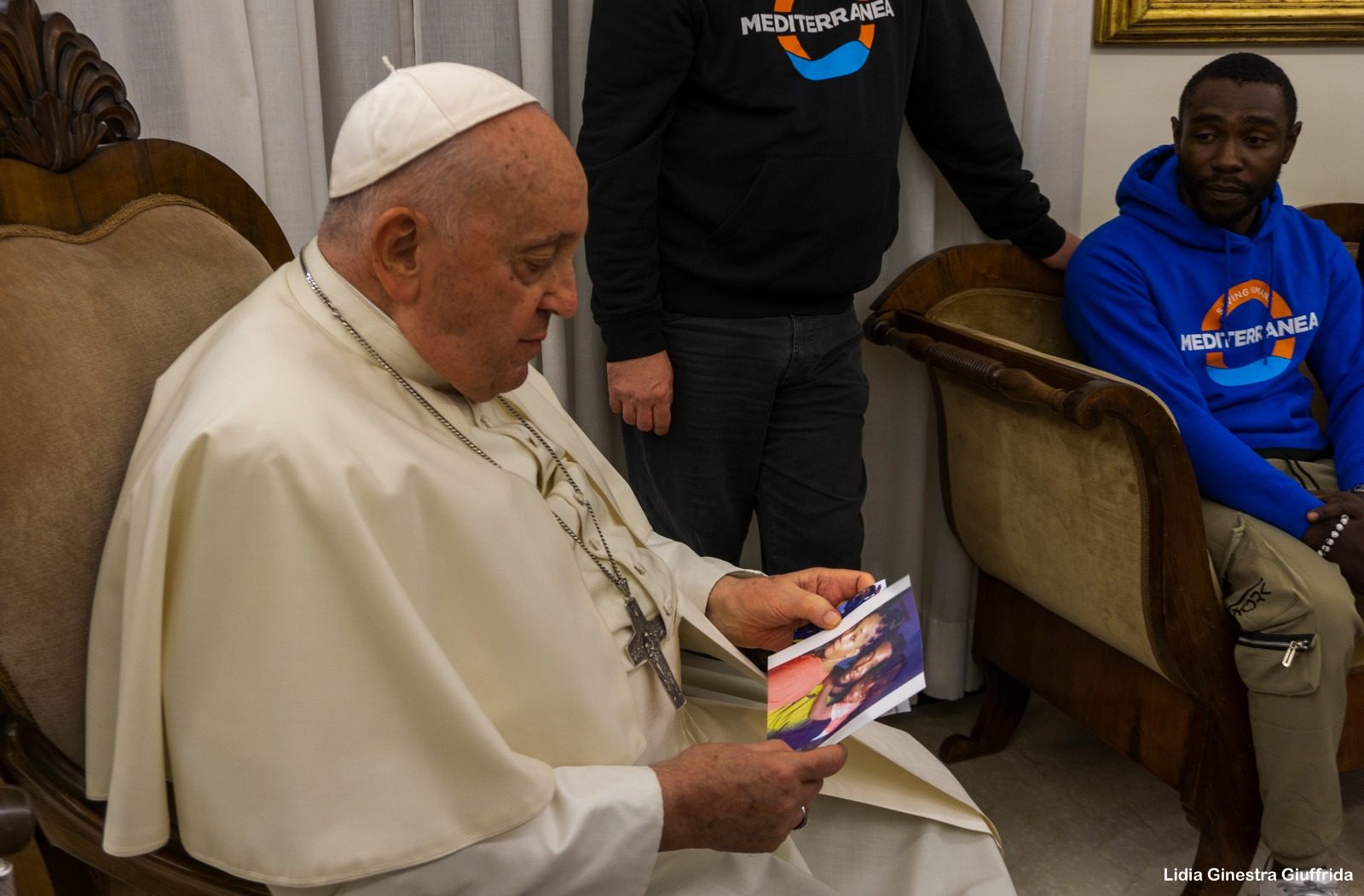 Bergoglio con la foto della famiglia di Pato. Foto di Lidia Ginestra Giuffrida