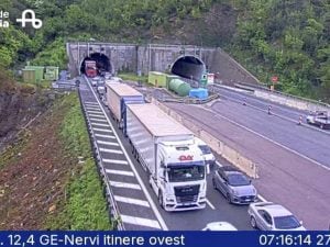 Incidente tra due tir in A12, carico di detersivi si rovescia in autostrada: 10 km di coda