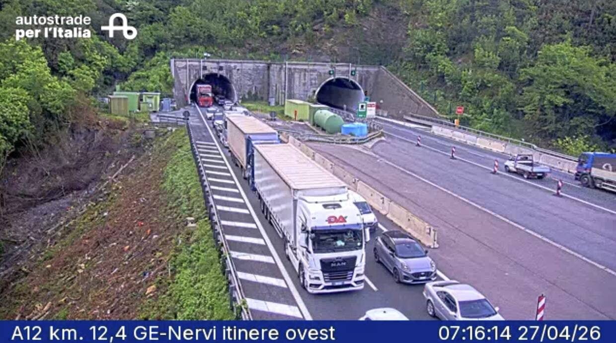 Incidente tra due tir in A12, carico di detersivi si rovescia in autostrada: 10 km di coda