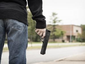 Biella, 13enne marina la scuola e rapina l’ufficio postale con una pistola giocattolo: non è imputabile