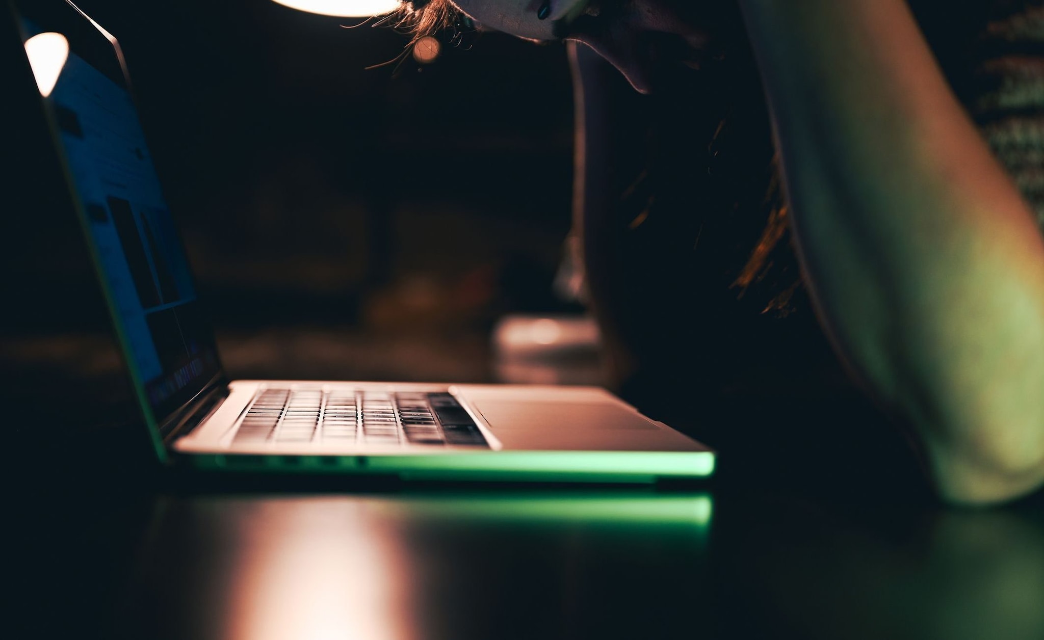 Sui social inneggia all’aggressione alla prof di Bergamo, 15enne indagato ad Arezzo: disprezzo verso le donne