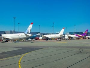 Aerei a rischio per l’estate 2026, allarme di Ryanair e Lufthansa: verso cancellazioni per carenza carburante