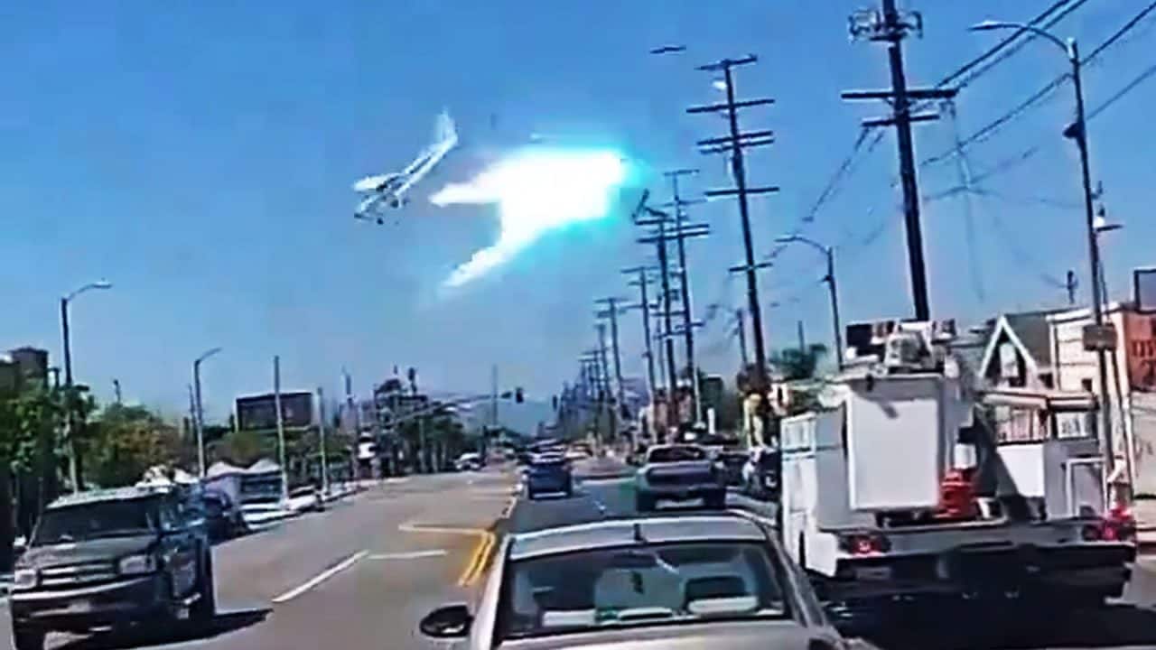 Aereo urta i cavi dell'alta tensione e si schianta nel parcheggio: il video ripreso dai passanti in California