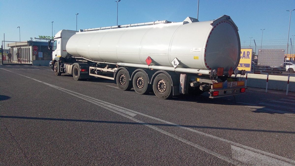 Autobotte di carburante arrivata oggi allo scalo di Brindisi (Fonte: Aeroporti di Puglia)