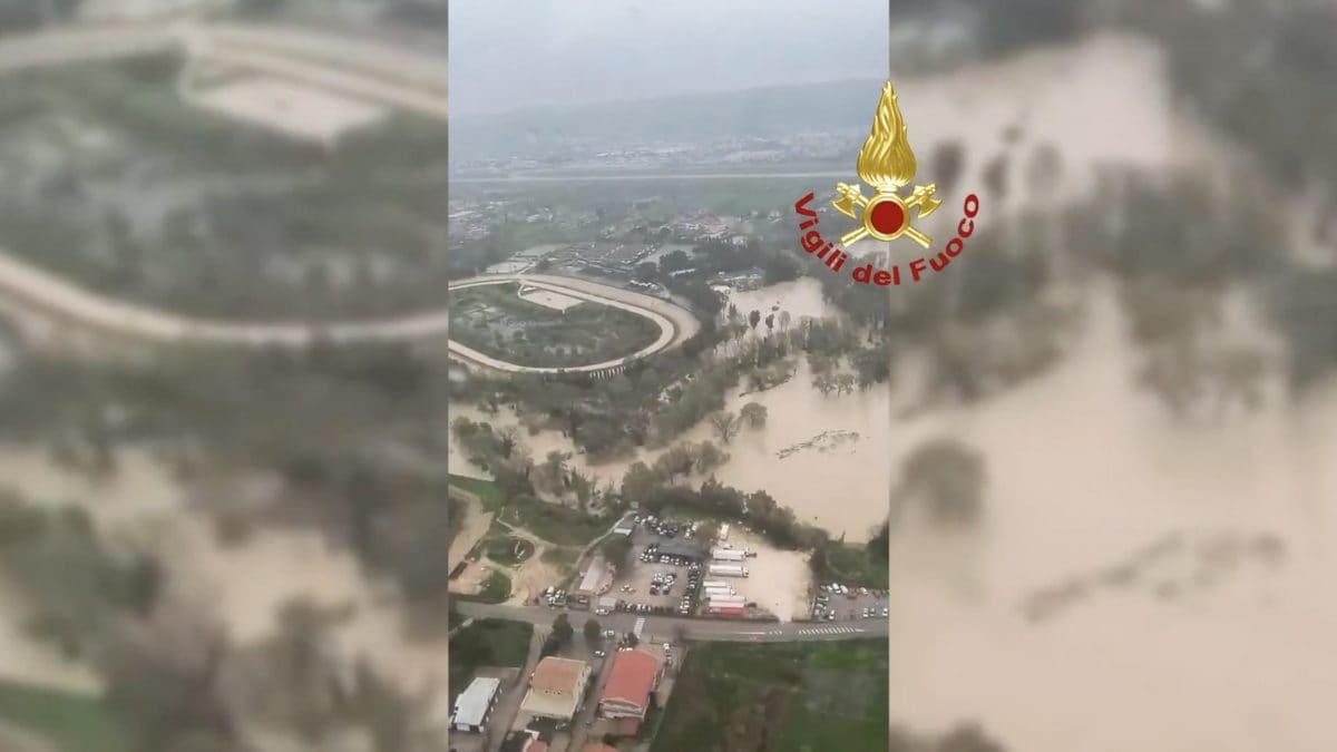 A Pescara i Vigili del Fuoco al lavoro per allagamenti, smottamenti e danni d’acqua – Screen da video dei Vigili del Fuoco.