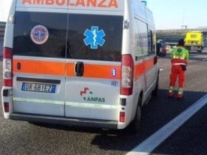 Bimbo muore in un incidente in autostrada a Pasqua: era in moto con il padre, poi lo schianto con un’auto