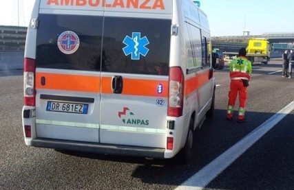 Bimbo muore in un incidente in autostrada a Pasqua: era in moto con il padre, poi lo schianto con un'auto