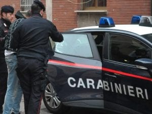 Anziano morto in cantina a Piacenza, il figlio: “Non l’ho ucciso. Era lì perché malato. Per anni ci ha picchiati”