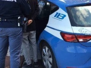Nudo sui tetti lancia tegole su auto e passanti a Ravenna: arrestato. “Sembrava un film horror”
