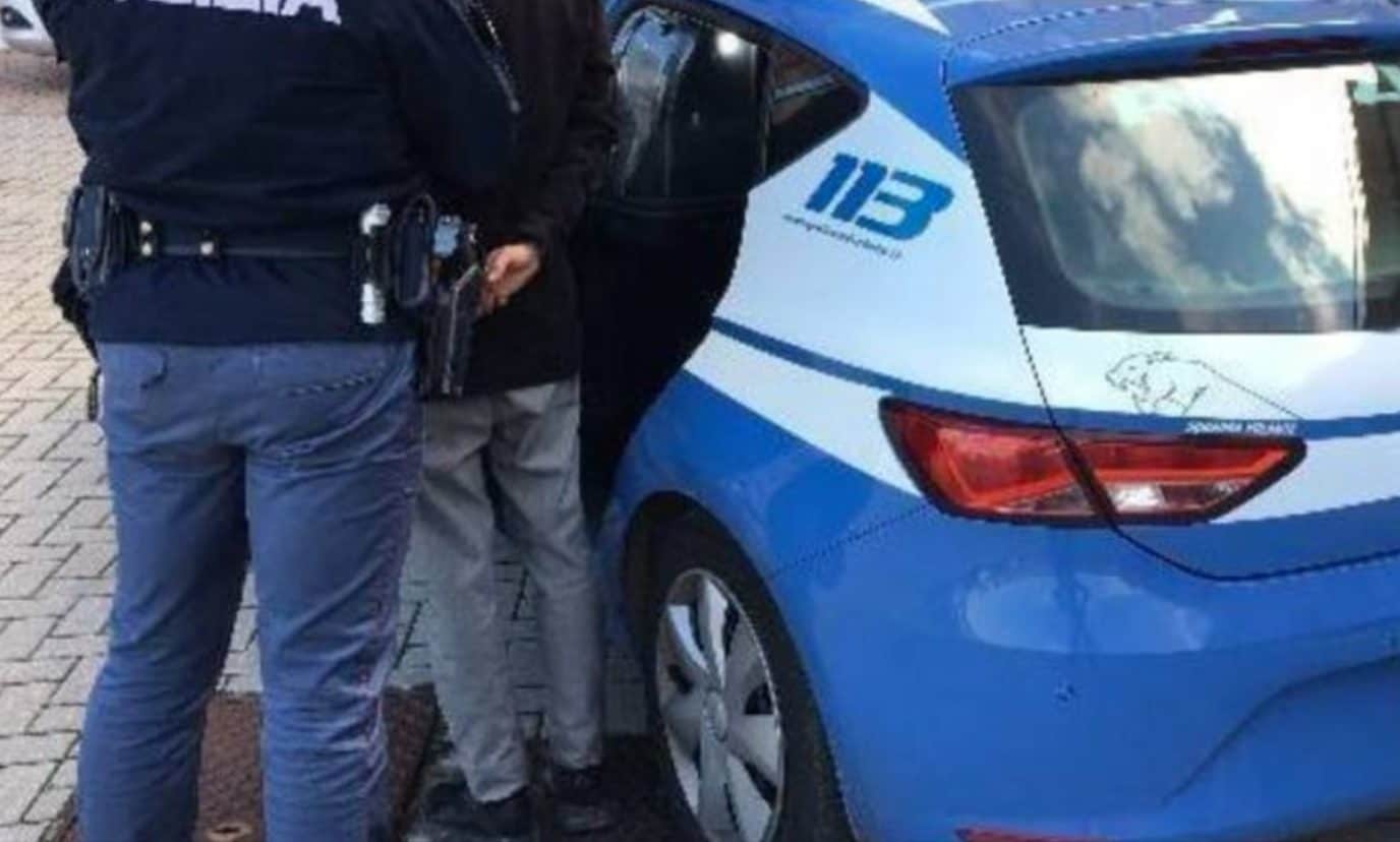 "Sembrava un film horror". Nudo sui tetti lancia tegole su auto e passanti a Ravenna: arrestato