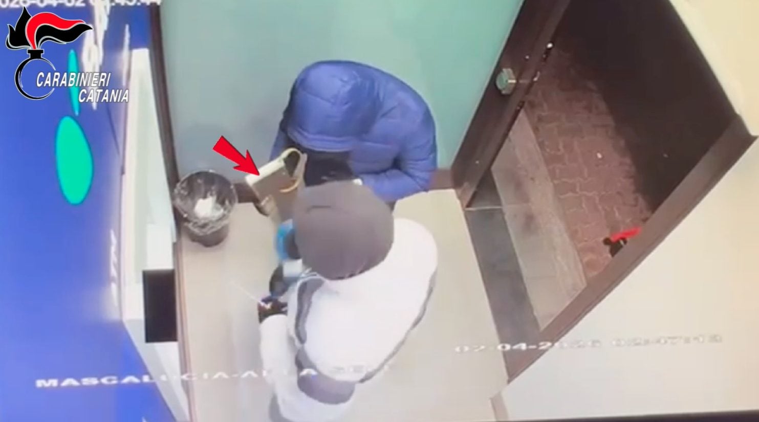 Assalto a bancomat con la "tecnica della marmotta": inseguimento e arresto nel Catanese