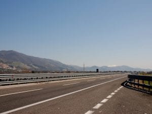 Litiga con la madre, 13enne scende dall’auto e attraversa tutte le corsie in autostrada: paura in A4