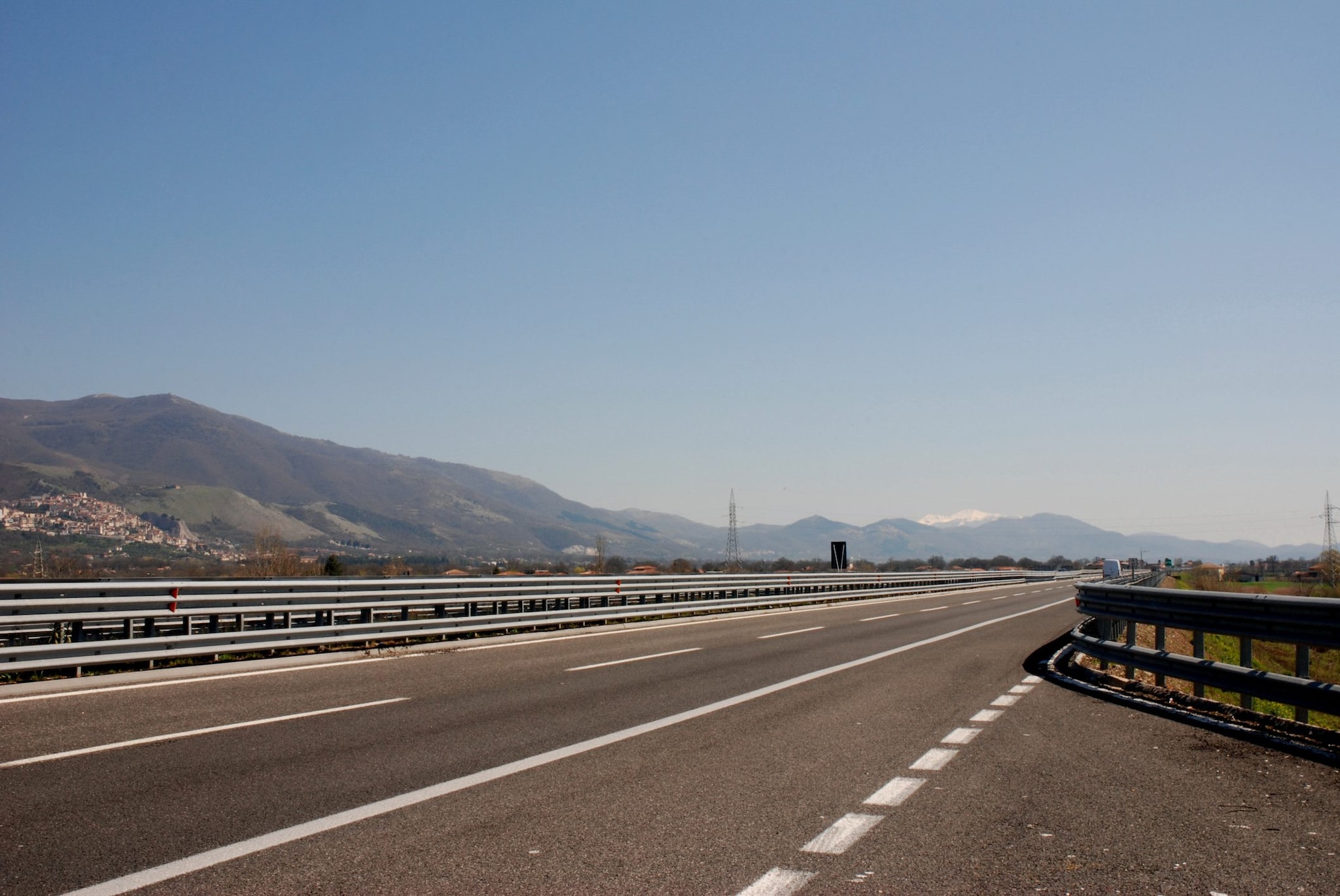 Litiga con la madre, 13enne scende dall’auto e attraversa tutte le corsie in autostrada: paura in A4