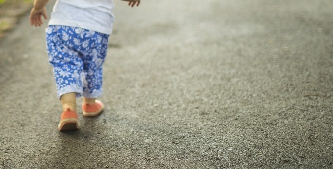 Bimba di 3 anni vaga da sola in strada nel Veneziano, soccorsa dai passanti e riconsegnata alla famiglia