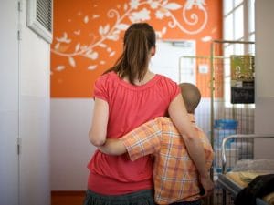 Rasa il figlio di 6 anni, finge che abbia un tumore e raccoglie 11.500 dollari: condannata a 4 anni in Australia